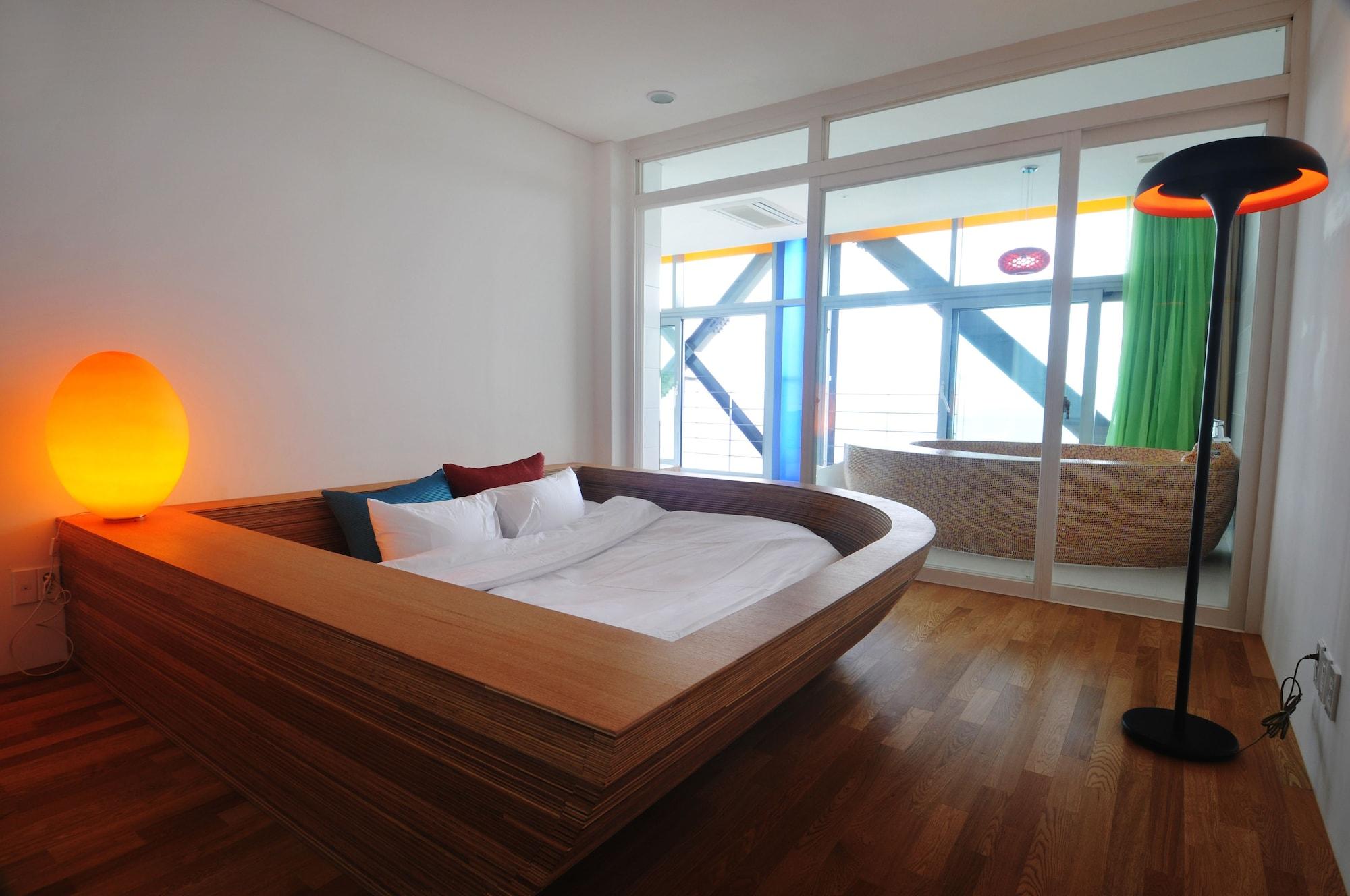 Hotel Haslla Art World Museum